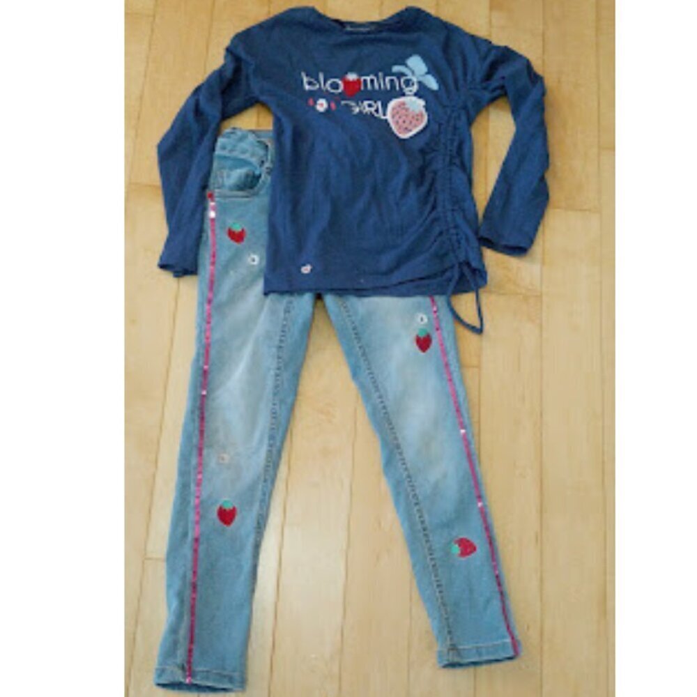 TucTuc Navy t-shirt and jeans with embroideries and sequins, size 7-8